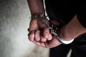 Чоловік був безробітним, але мав пістолет: нові деталі пограбування магазину у Пулинах