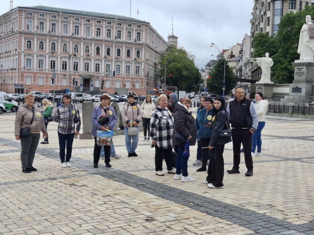 У пам’ять про синів-Героїв їх рідні відвідали місця вшанування воїнів у столиці