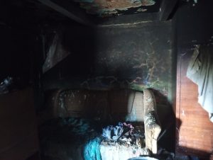 Родина із трьома дітьми ледве не згоріли живцем у власній хаті: серед ночі вогонь знищив оселю подружжя Наталії і Романа Стрельченків