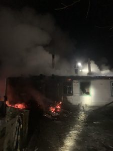 Родина із трьома дітьми ледве не згоріли живцем у власній хаті: серед ночі вогонь знищив оселю подружжя Наталії і Романа Стрельченків