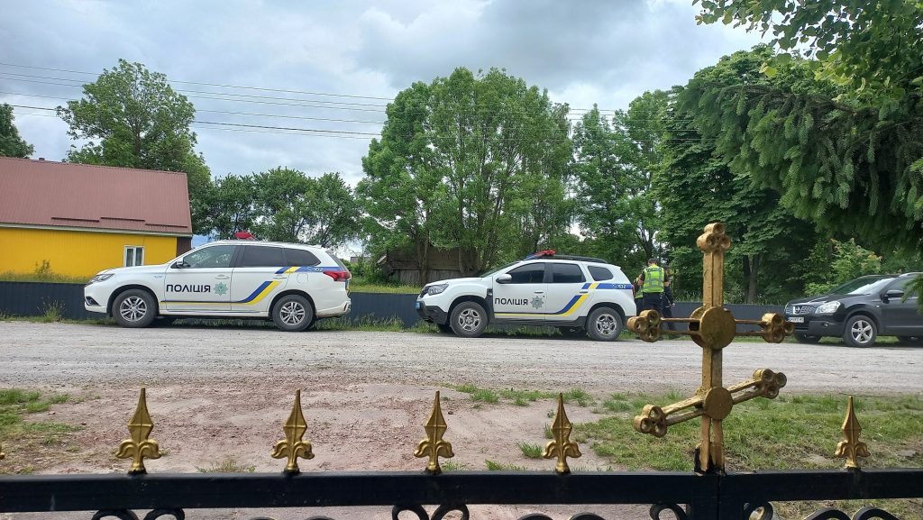 Храм не відчинили: жителі Чернявки молилися за померлих на дворі, бо прихильники російської церкви не зняли свій замок