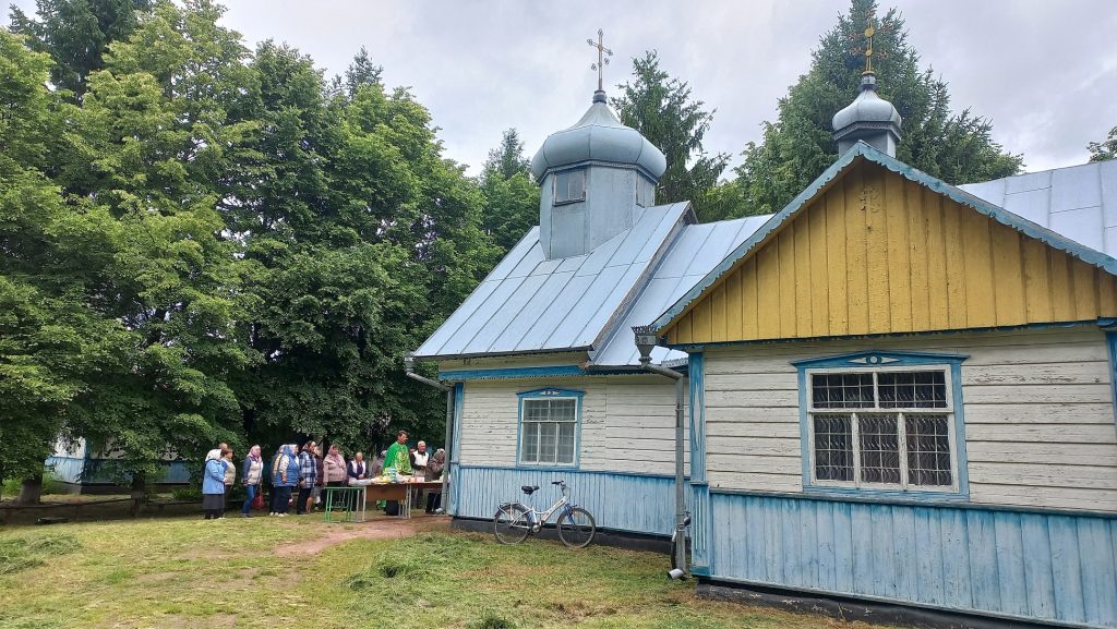 Храм не відчинили: жителі Чернявки молилися за померлих на дворі, бо прихильники російської церкви не зняли свій замок
