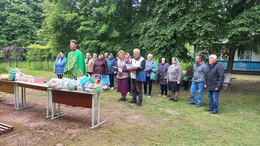 Храм не відчинили: жителі Чернявки молилися за померлих на дворі, бо прихильники російської церкви не зняли свій замок