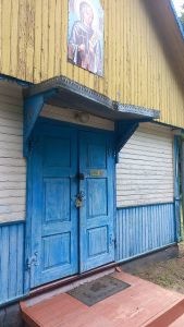 Храм не відчинили: жителі Чернявки молилися за померлих на дворі, бо прихильники російської церкви не зняли свій замок