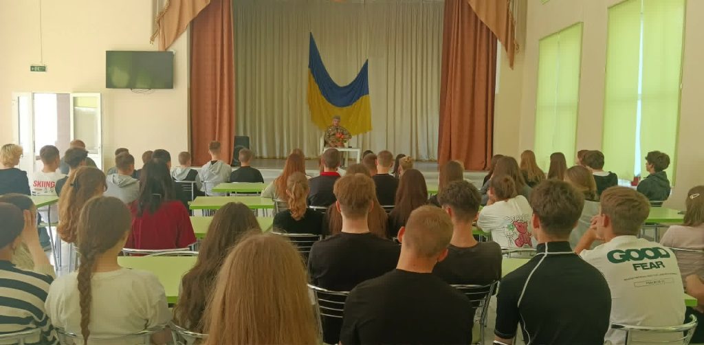 Урок мужності та патріотизму: ветеран війни Андрій Висоцький провів зустріч із учнями Пулинського ліцею