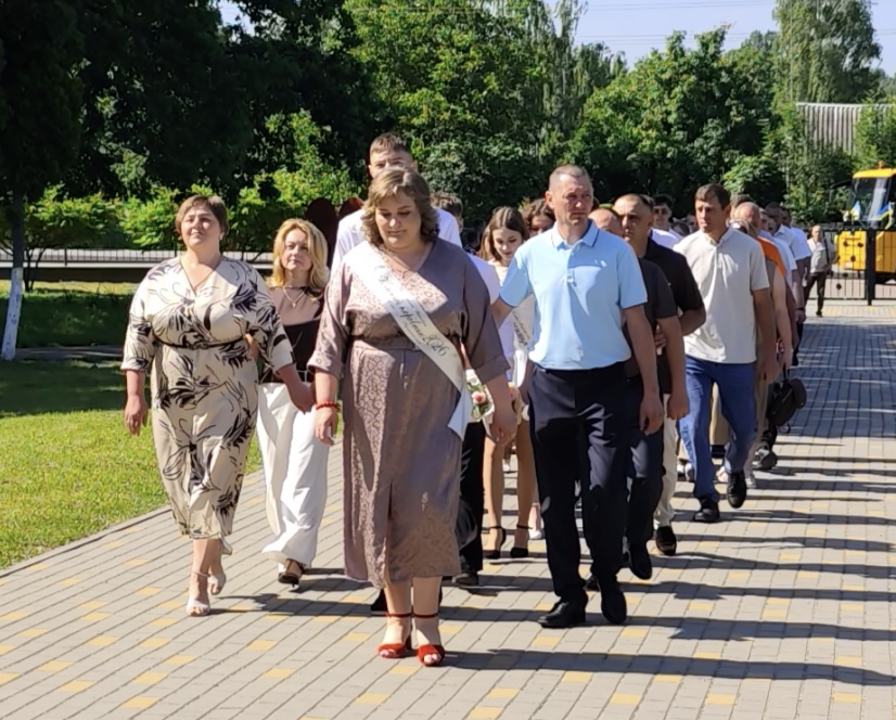 Незабутні емоції, танці та мрії про мир: у Пулинському ліцеї відбулося свято Останнього дзвоника