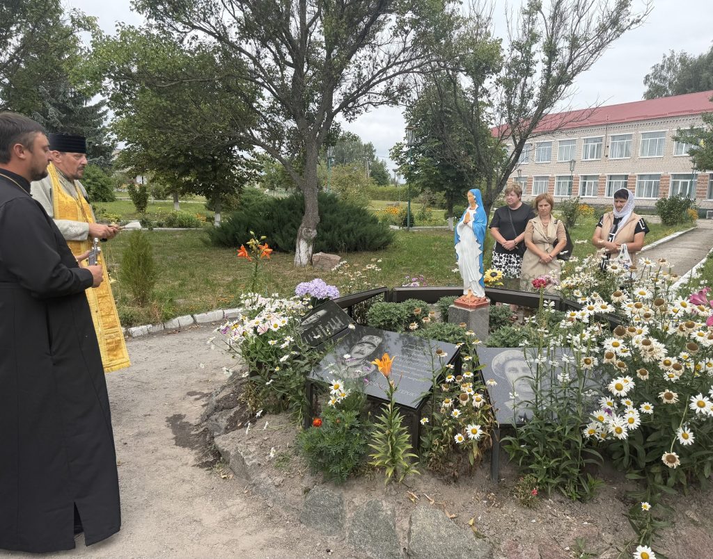 У села Кошелівка рідні воїнів встановили на місці вшанування загиблих захисників фігуру Пресвятої Богородиці