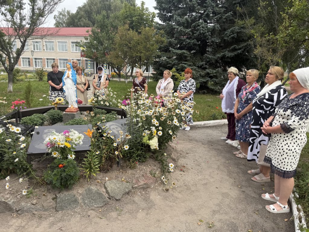 У села Кошелівка рідні воїнів встановили на місці вшанування загиблих захисників фігуру Пресвятої Богородиці