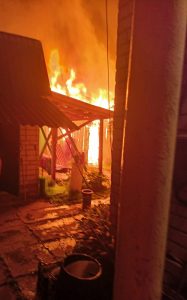 Нічна пожежа у Великому Лузі: вогонь знищив дровітню вчителя, загрожував будинку