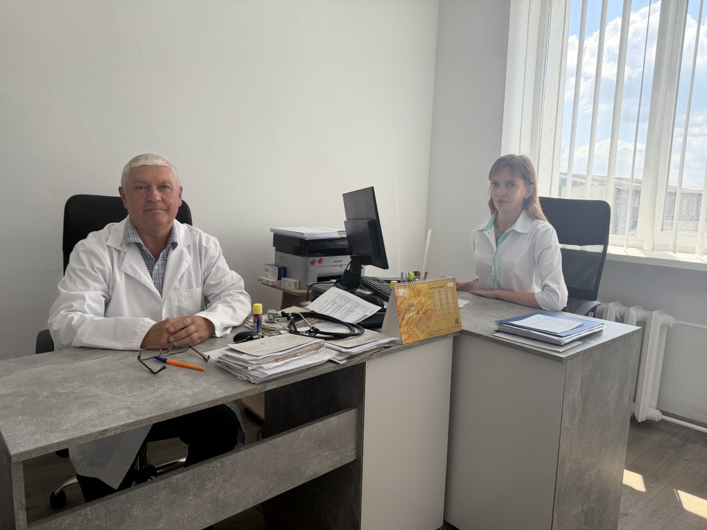 Медичний дует досвіду та підтримки: найстарший лікар Іван Василіца та медична сестра Анастасія Кулябіна мають задекларованих 1747 пацієнтів у колективі сімейної медицини Пулинської громади