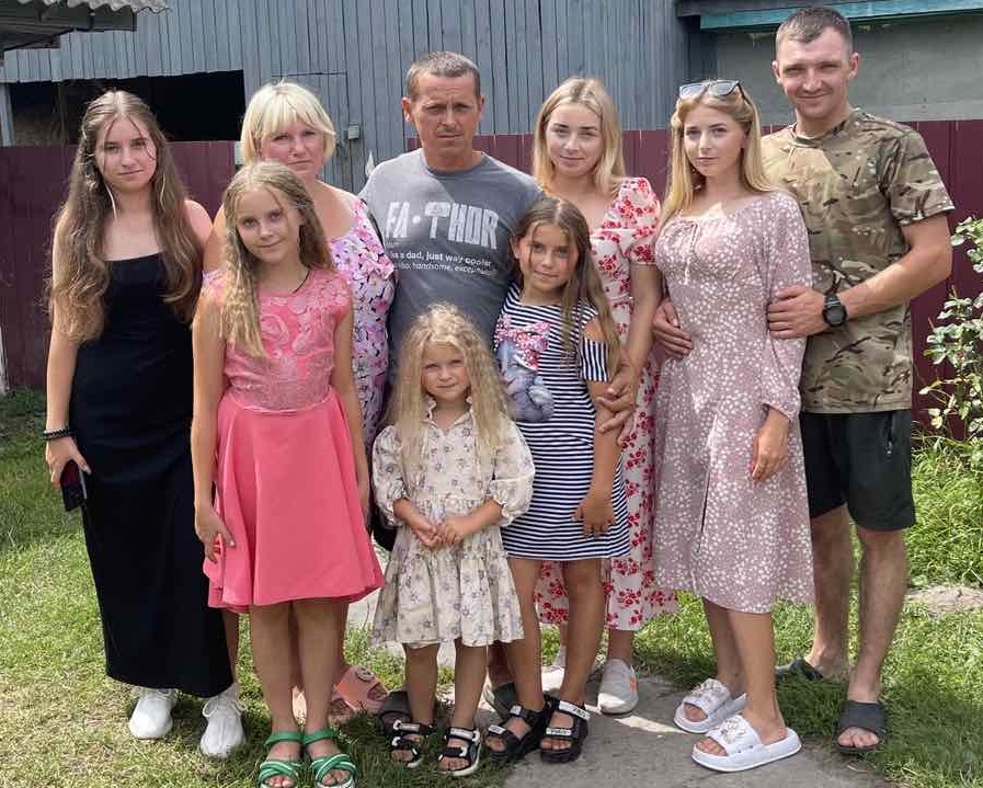 Яскраві зірочки у маминому серці: за виховання шістьох доньок Катерина Забродська отримала почесне звання «Мати-героїня»